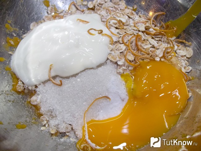 К продуктам добавлено яйцо и сметана
