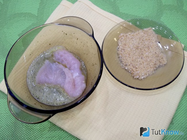 Куриное филе помещено в яичную смесь