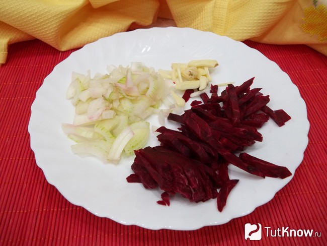 Лук, чеснок и свекла очищены и нарезаны