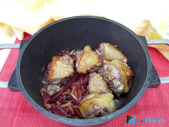 Мясо с овощами жарится