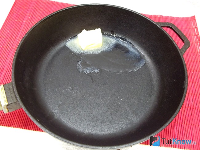 Сливочное масло растоплено на сковороде