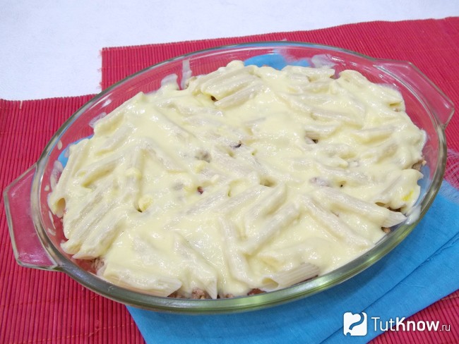 Запеканка полита соусом