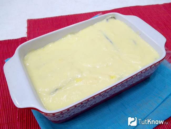 Продукты залиты соусом