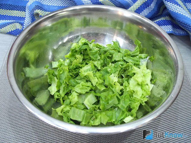 Листья салат порваны мелкими кусочками