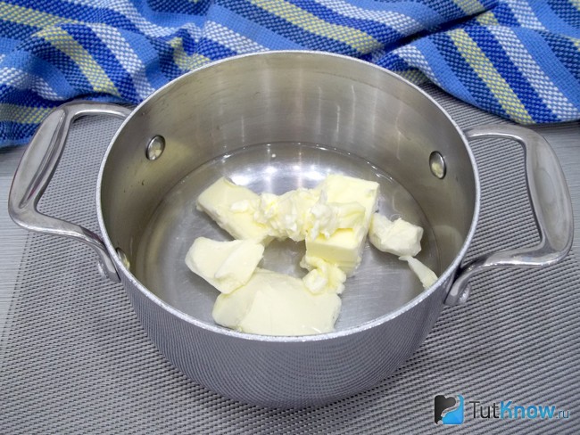 Масло положено в кастрюлю