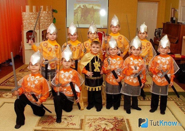 Мальчики в костюмах богатырей