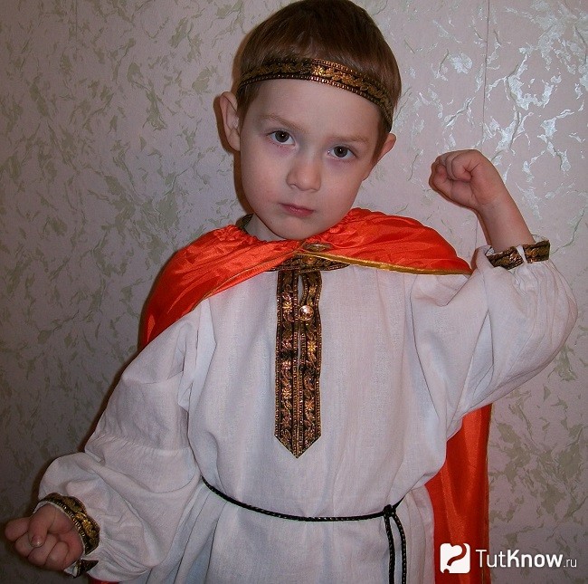 Мальчик в костюме богатыря