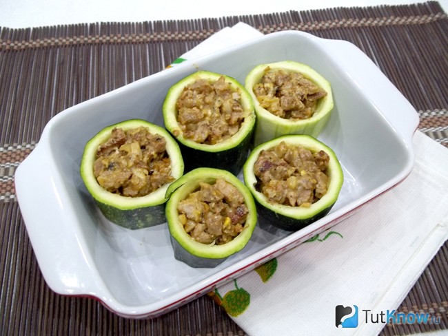 Кабачки заполнены начинкой