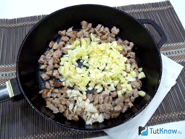 К мясу в сковороду добавлена мякоть кабачка и чеснок