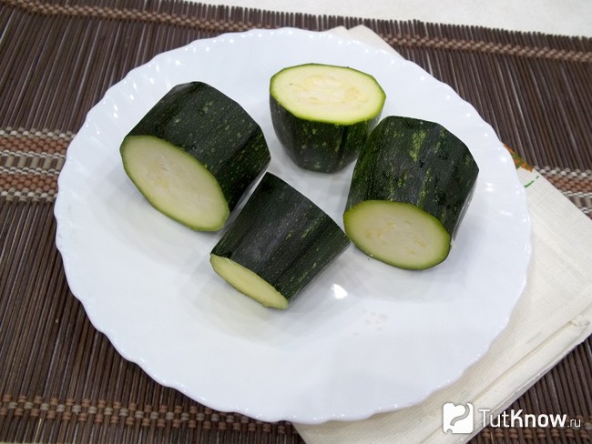 Кабачки нарезаны кольцами толщиной по 4 см