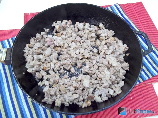 Мясо жарится в сковороде