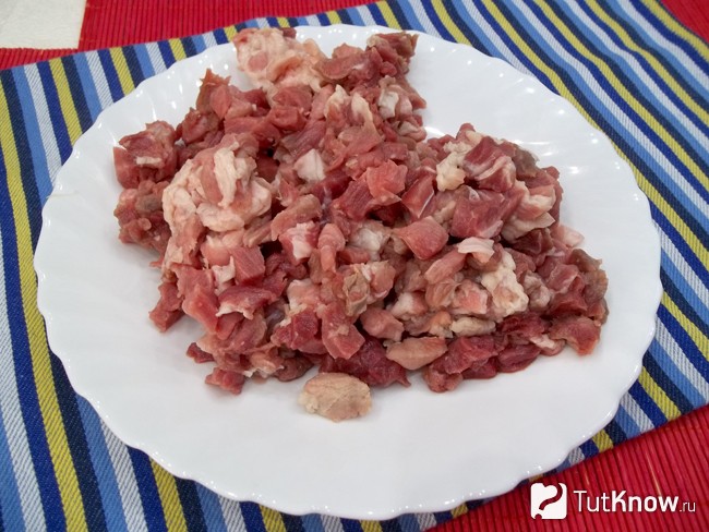 Мясо нарезано кусочками