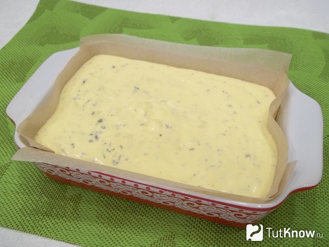 Продукты вылиты в форму для запекания