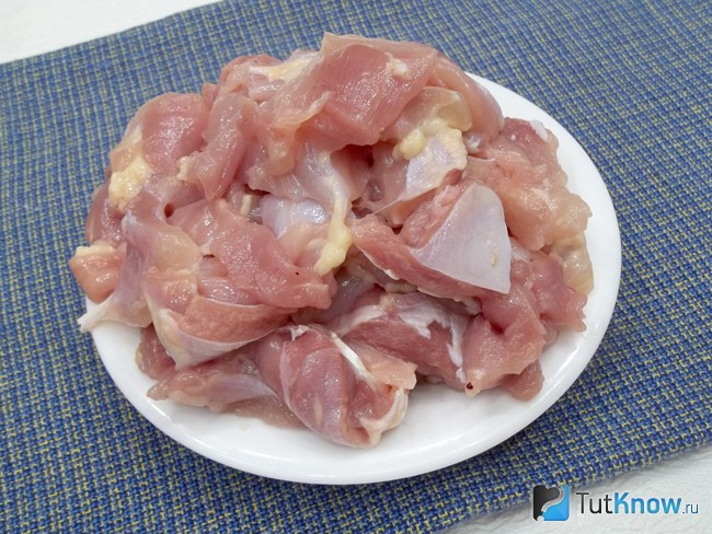 Мясо нарезано кусочками