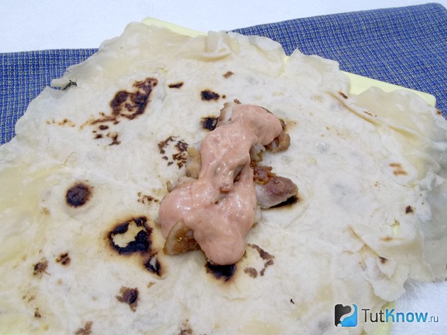 Мясо полито соусом