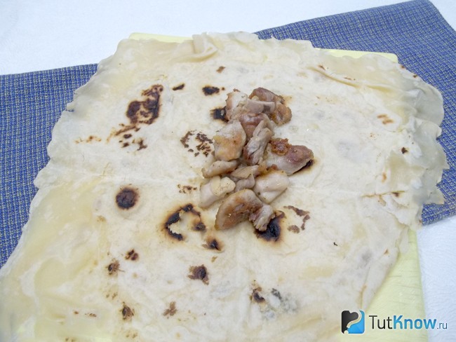 На лаваш выложено мясо
