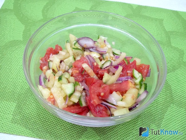 Салат заправлен маслом и перемешан