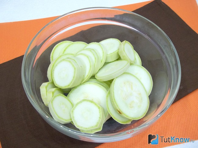 Кабачки нарезаны кольцами