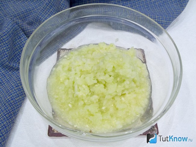 Мякоть кабачков перекручена на мясорубке