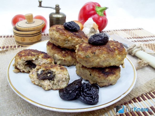 Готовые мясные биточки с черносливом и манкой