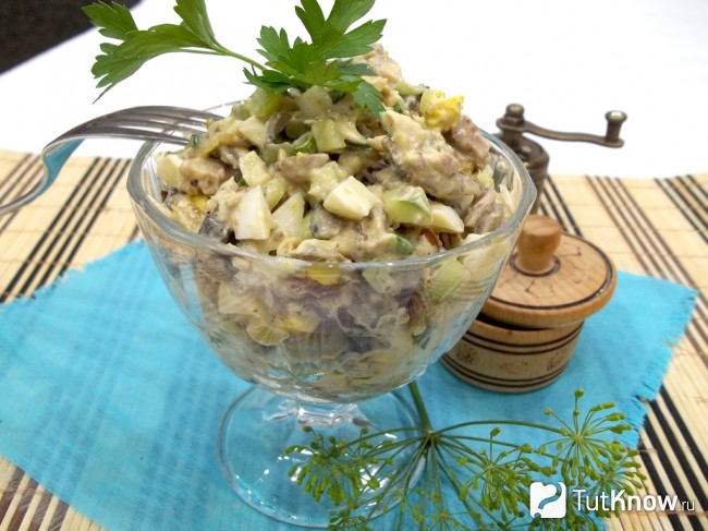 Готовый салат с курицей и грибами