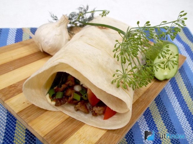 Готовая шаурма с курицей и корейской морковью