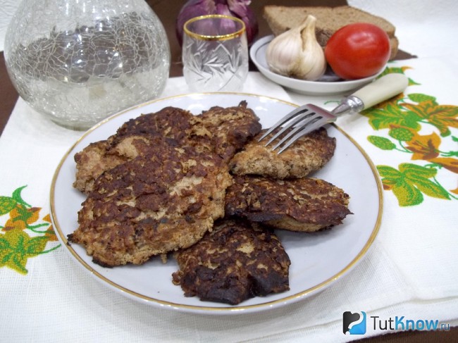 Готовые мясные котлеты с кабачками