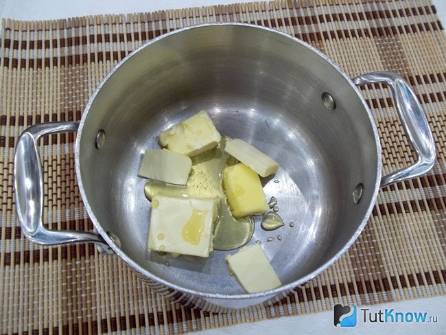 Сливочное масло опущено в кастрюлю