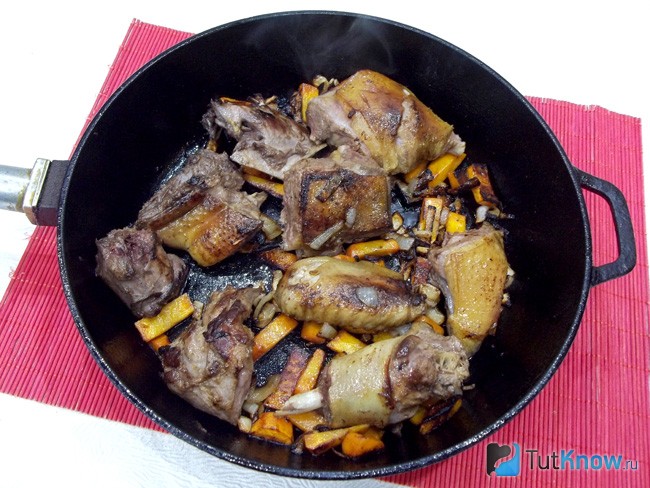 Мясо с овощами жарится