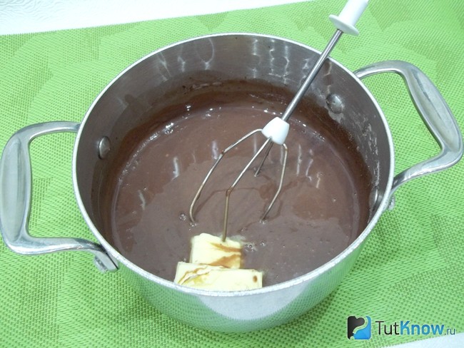 В шоколадную массу добавлено масло