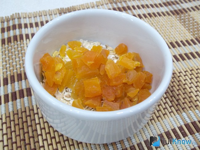 К овсянке добавлена нарезаная курага