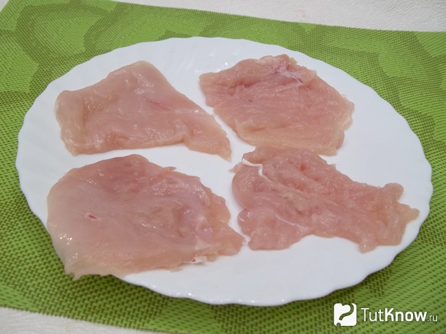 Куриное мясо нарезано и отбито