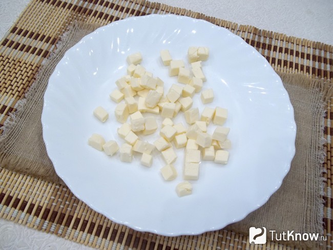 Плавленый сыр нарезан