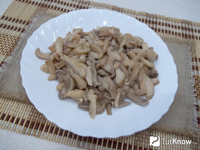 Грибы нарезаны