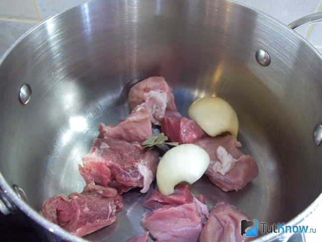 Мясо опущено в кастрюлю