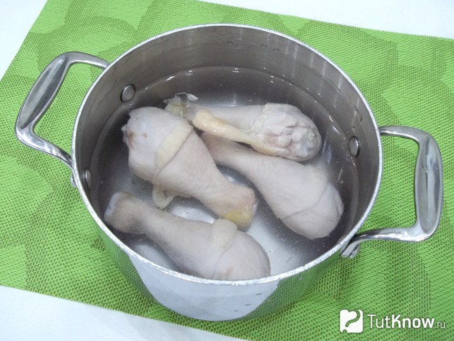 Курица залита чистой водой