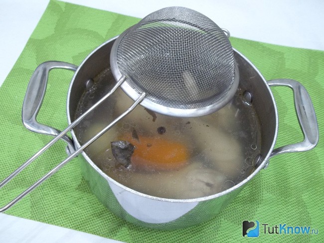 Бульон процежен через сито