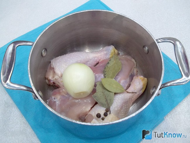 Курица со специями и луковицей опущена в варочную кастрюлю