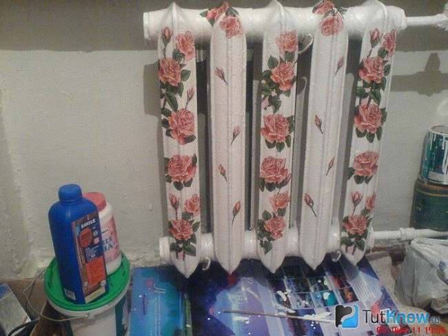 Декорированная салфетками батарея в технике декупаж