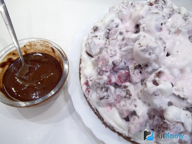 На корж-основу выложены кусочки коржа с кремом