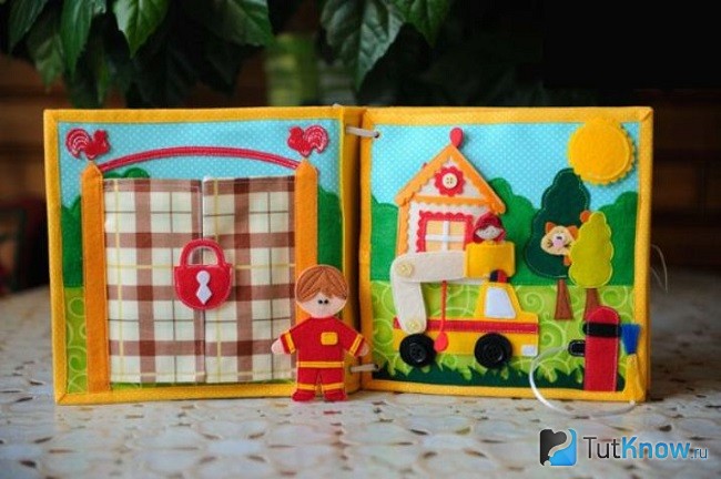 Книга из ткани про пожарных для мальчиков