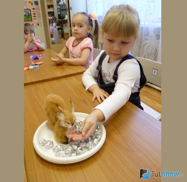 Белочка с изумрудными орешками