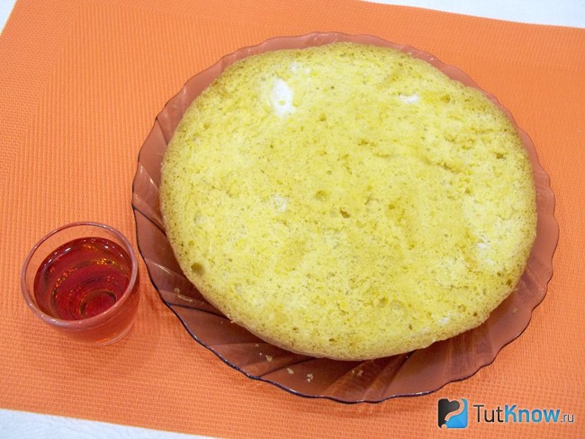 Коржи пропитаны коньяком