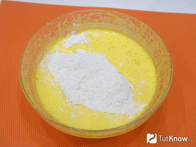 Желтки взбиты с сахаром и добавлена мука