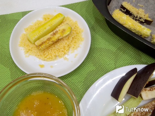 Кабачки опущены в сырную стружку