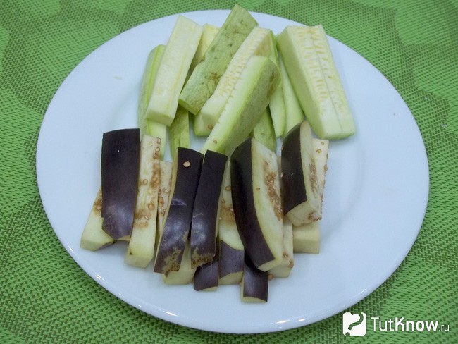 Кабачки и баклажаны нарезаны брусками