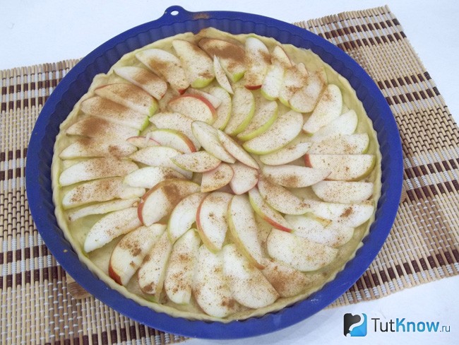 Яблоки присыпаны корицей и сахаром