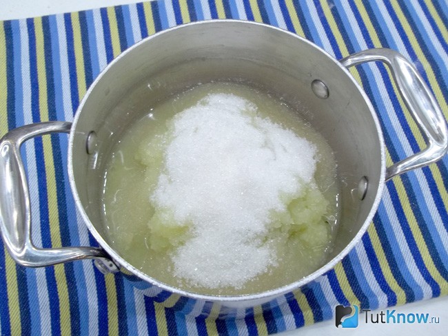 К кабачкам насыпан сахар