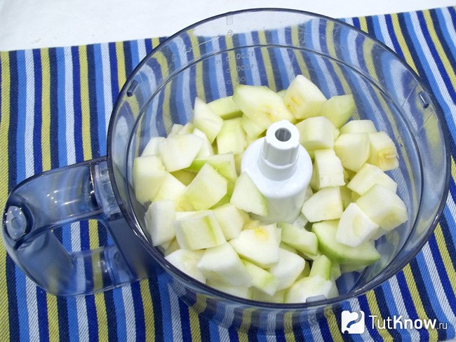 Кабачки нарезаны и помещены в кухонный комбайн