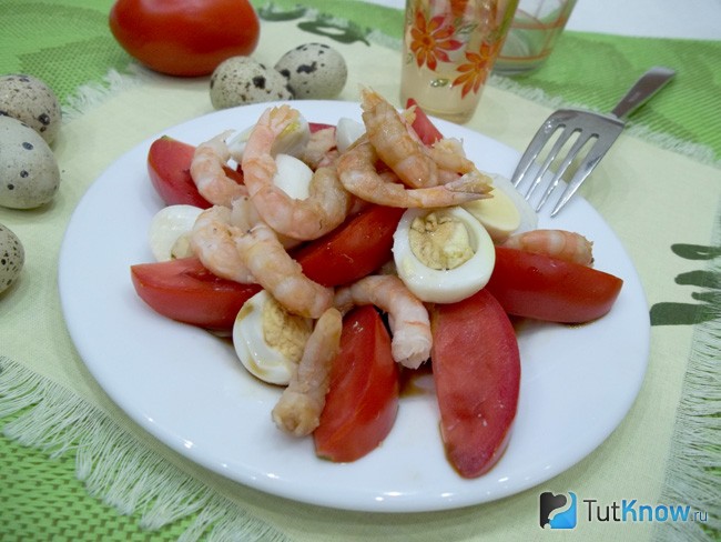 Салат полит соусом